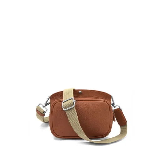 MAE Sangle, un sac bandoulière en cuir marron doté d'une bandoulière réglable beige et d'accessoires argentés, présenté sur un fond blanc.