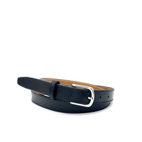 Une ceinture en cuir noir avec une boucle argentée sur fond blanc.