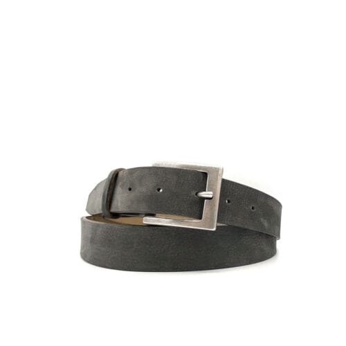 Une ceinture en cuir noir avec une boucle rectangulaire argentée.